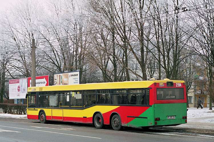 2194
Drzewa pokryte szadzią, Neoplan czekał na kurs linii 39.
