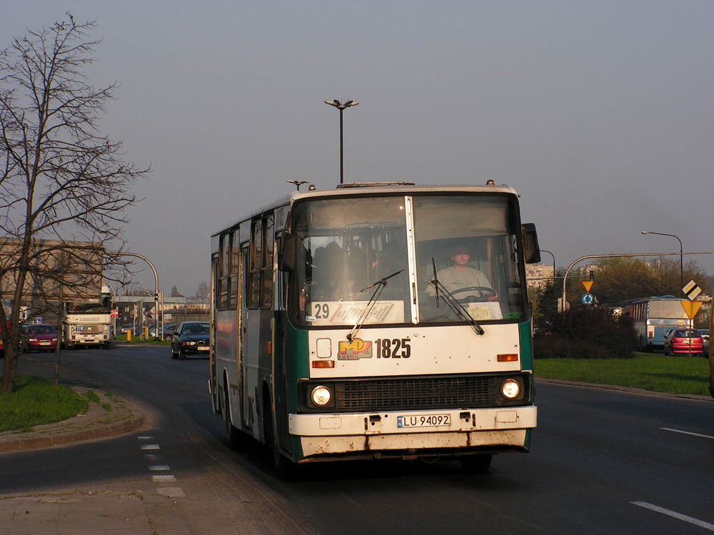 1825
04.2006 Ikarus 260 przebudowany z przegubowca na linii 29 Kruczkowskiego - Paderewskiego na alei Tysiąclecia w 2006 roku, fot. MikeR
