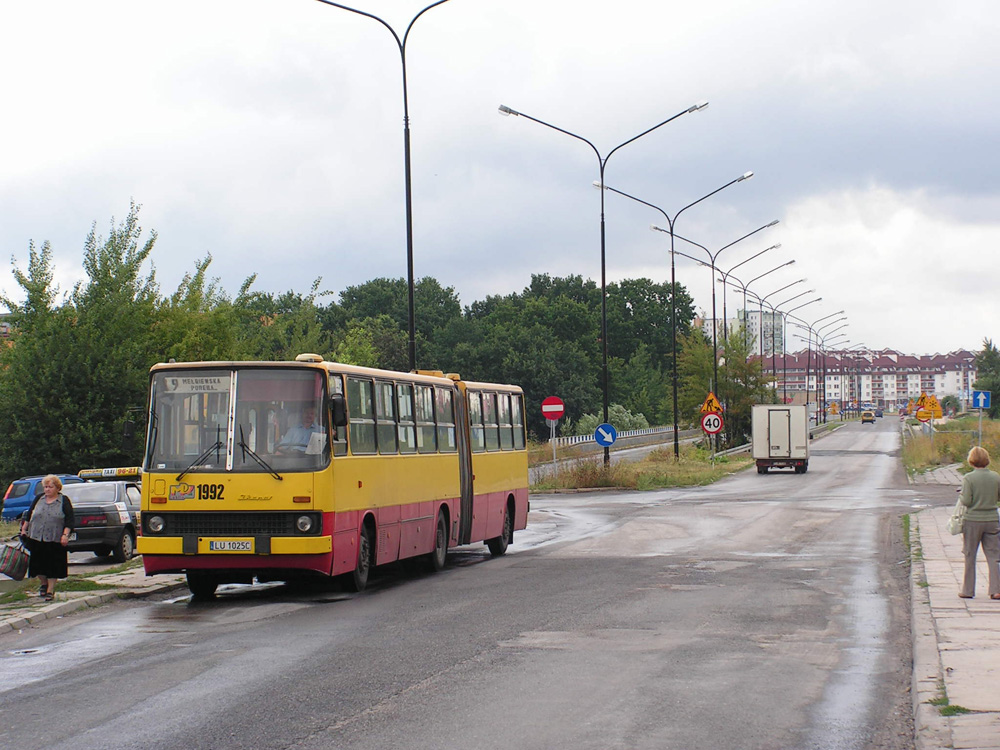 1992
Żółto-czerwony Ikarus z zielonym tyłem na linii 9 Mełgiewska - Poręba na starej pętli na Porębie w sierpniu 2006. fot. MikeR
