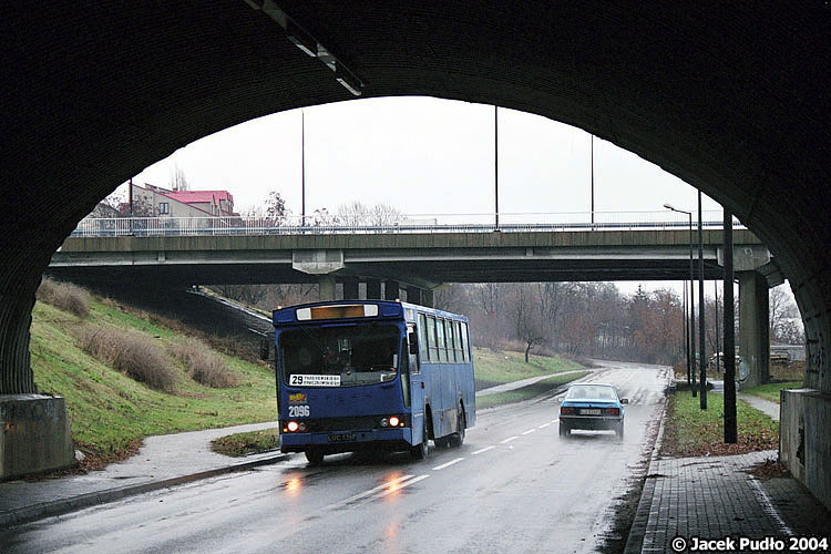 2096
2096 wjeżdża do ciemnego, niezbyt długiego tunelu pod ślimacznicą węzła drogowego Poniatowskiego.
