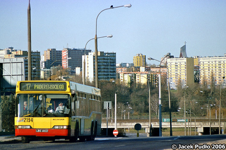 2194
W tle wiadukt kolejowy nad Diamentową, os. Skarpa i biurowce ZUSu przy Zana.
