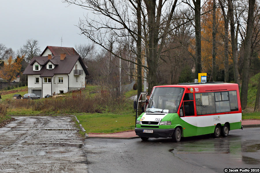 7513
Tak wyglądał start linii 74 w drugiej połowie 2010 roku - na początek jeździły małe autobusy VW i Mercedes T2.
