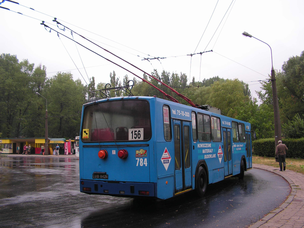 784
Majdanek 08.2006. Wtedy ważne miejsce na trolejbusowej mapie - to tu na wschodzie miasta zawracały trolejbusy i nie dojeżdżały na Felin. Na liniach 153, 158 i 156 stał rządek Jelczy PR110E. fot. MikeR
