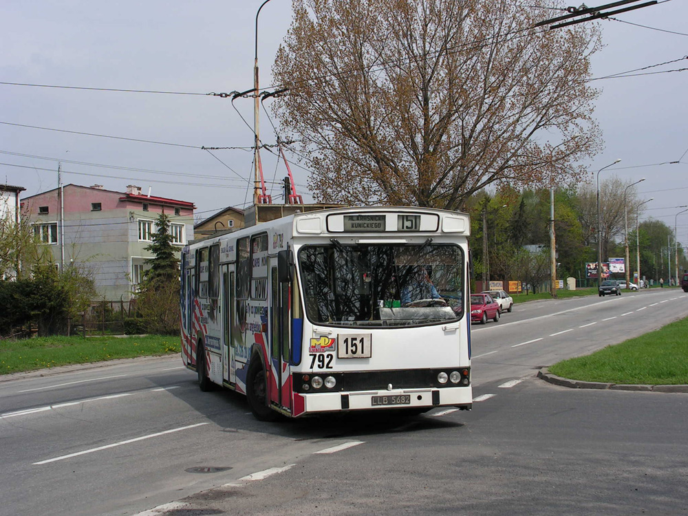 792
Węglin 05.2006. Wtedy tutaj na al. Kraśnickiej zawracały trolejbusy, a dalej już praktycznie nic nie było i nic nie jechało - tylko busy do Kraśnika i Opola, i nieliczne kursy linii 12. Trolejbus 792 z ostatniej dostawy z 1992 roku liczył wtedy 14 lat. fot. MikeR
