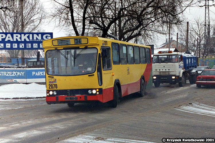2070
Starych autobusów w wygiętym malowaniu było niewiele. 2070 był jednym z 8 takich Migów.
