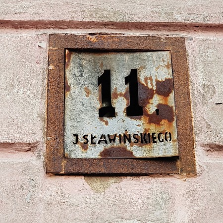 Tabliczka z numerem posesji - Jana Sławińskiego 11